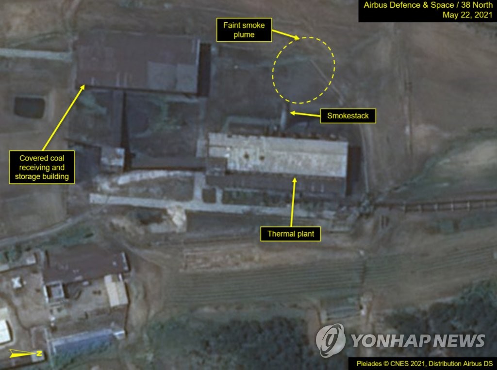 美国研究朝鲜问题的专题网站“北纬38度”（38 North）28日发文称，基于对22日拍摄的朝鲜宁边核设施的商业卫星图分析，发现该设施园区仍有继续运转的迹象，但没有证据证明朝鲜移动了乏燃料棒。 韩联社/北纬38度供图（图片严禁转载复制）
