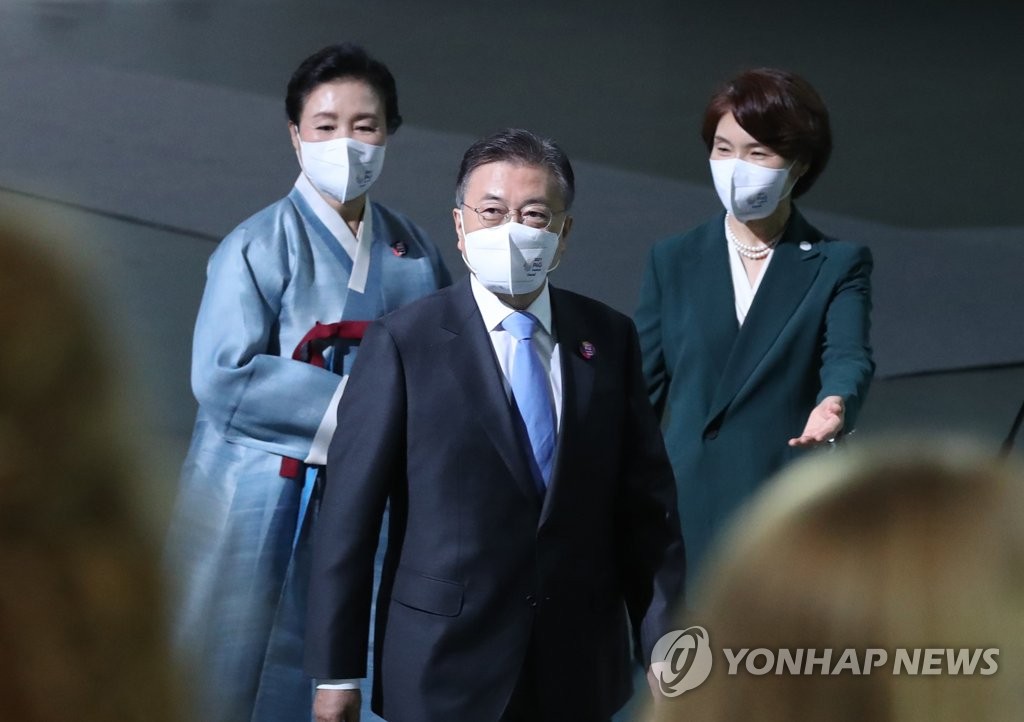 5月30日，韩国总统文在寅（左二）与夫人金正淑女士参加2021年首尔全球绿色目标伙伴2030峰会（P4G）开幕式。 韩联社