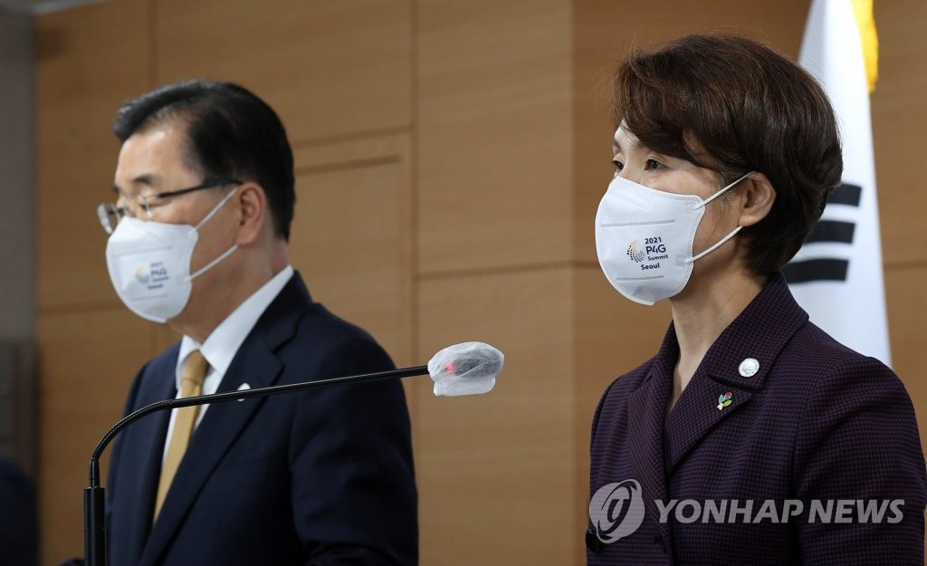 6月1日，在中央政府首尔办公楼，韩国环境部长官韩贞爱（右）出席第二届全球绿色目标伙伴2030峰会成果联合发布会。 韩联社