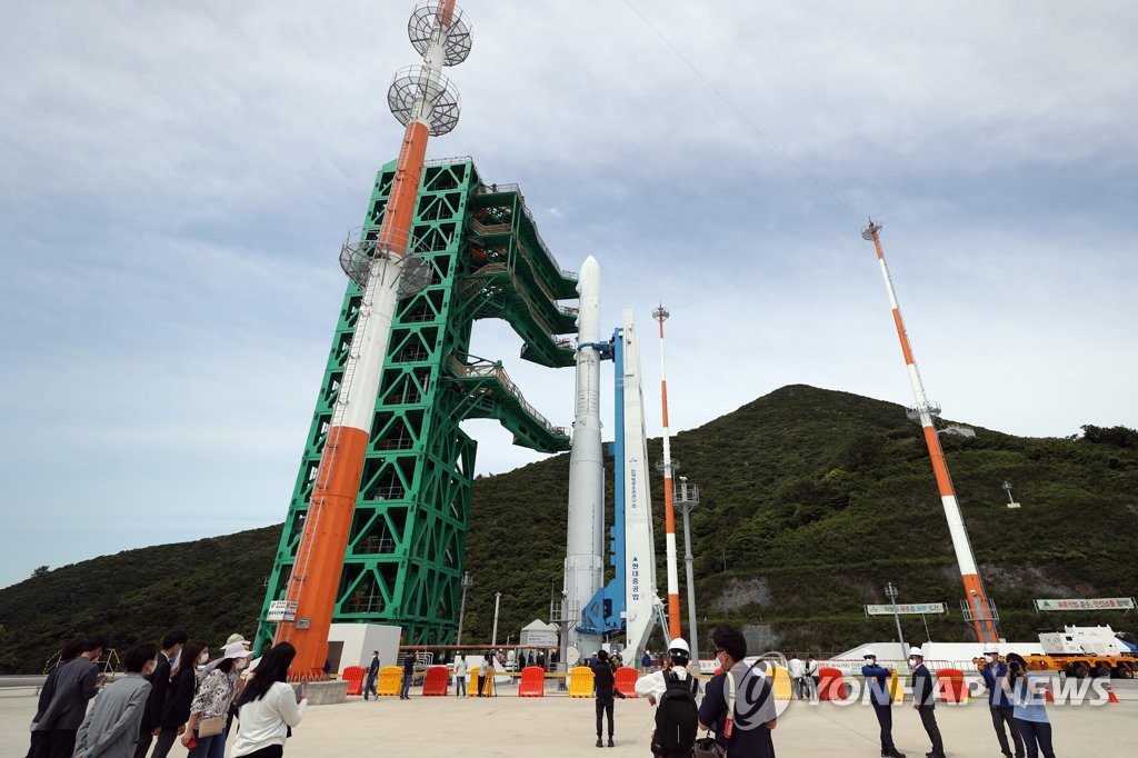 资料图片：6月1日，在位于全罗南道高兴郡的罗老宇航中心，韩国自主研制的“世界”号运载火箭的认证模型（QM）固定在发射架上。 韩联社
