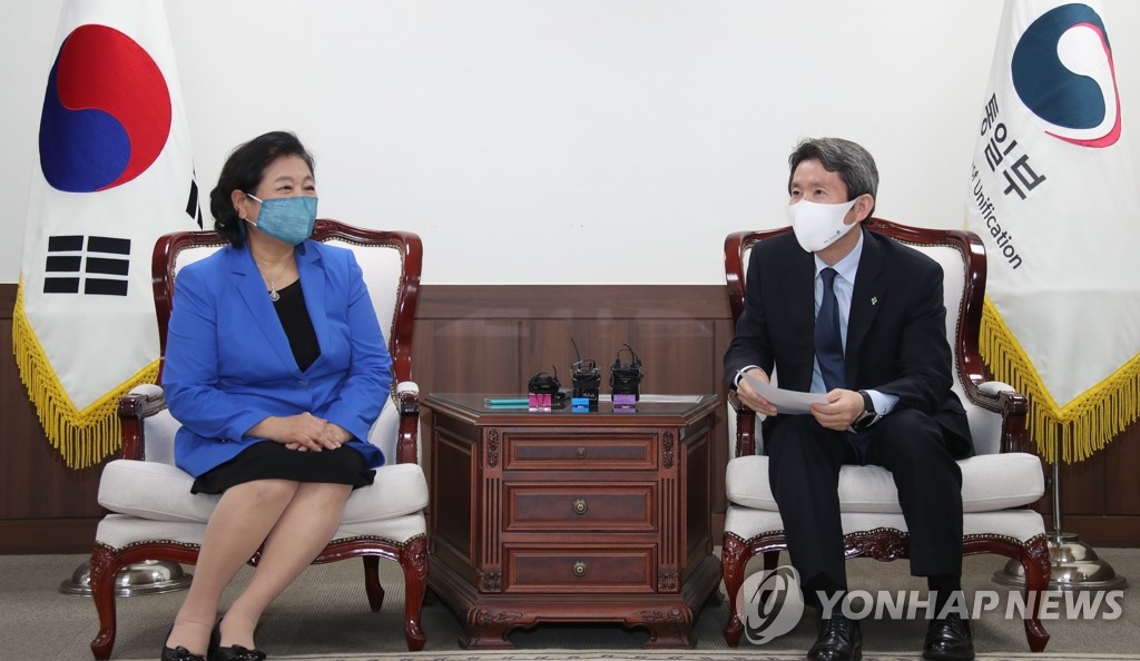 6月1日，韩国统一部长官李仁荣（右）会见现代集团会长玄贞恩。 韩联社
