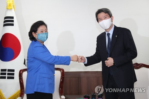 6月1日，韩国统一部长官李仁荣（右）会见现代集团会长玄贞恩。 韩联社