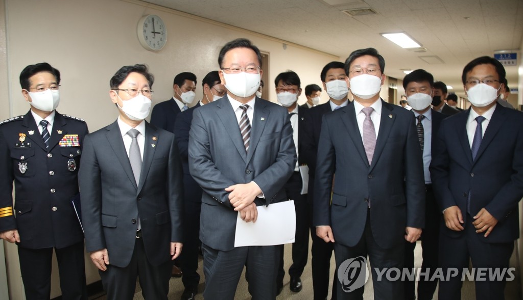 6月2日，在中央政府首尔办公楼，韩国国务总理金富谦（前排右三）准备发布公职人员投机房地产事件的中期调查结果。 韩联社