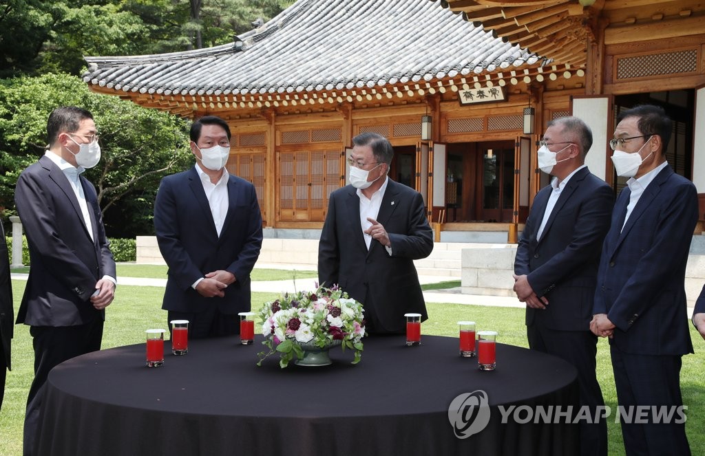 6月2日，在青瓦台，文在寅宴请韩国四大企业集团掌门。 韩联社