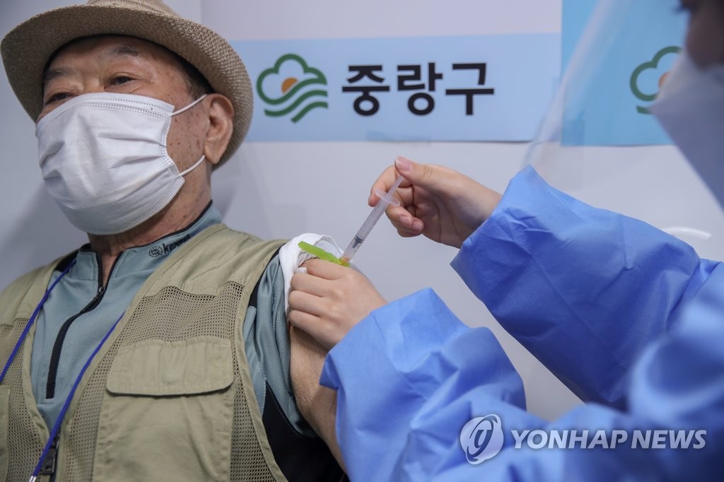 6月3日，在首尔中浪文化体育馆内设置的接种中心，医疗人员正在为市民接种新冠疫苗。 韩联社