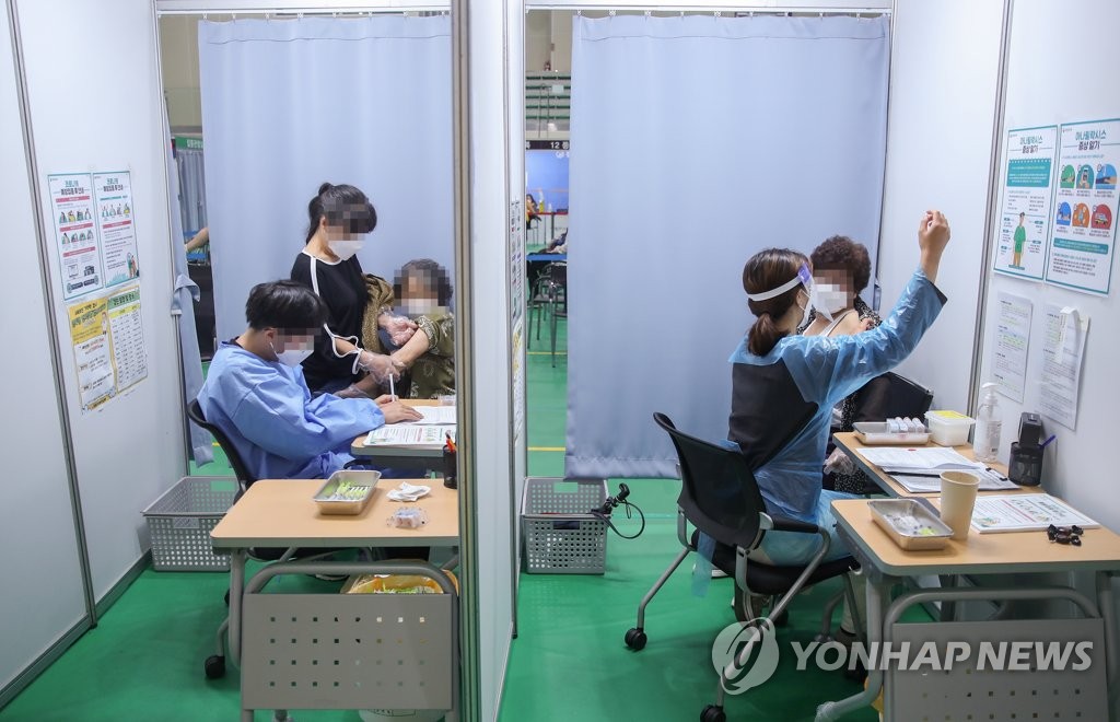 资料图片：新冠疫苗接种现场 韩联社
