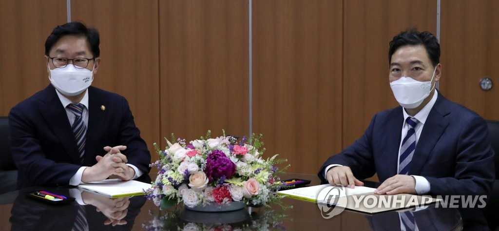资料图片：法务部长官朴范界（左）和检察总长金浯洙 韩联社