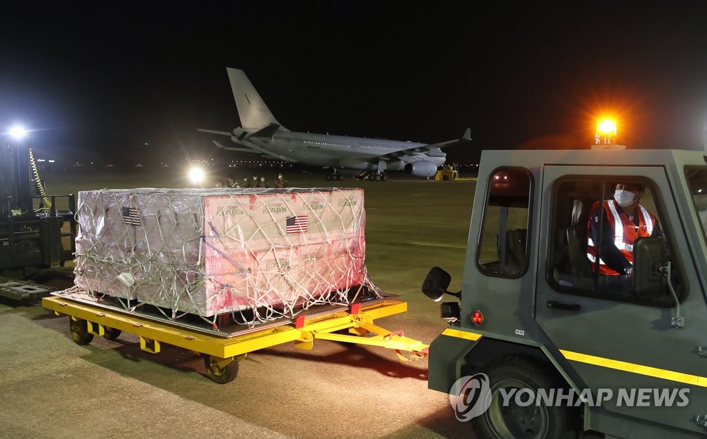 资料图片：杨森疫苗运抵仁川机场。 韩联社