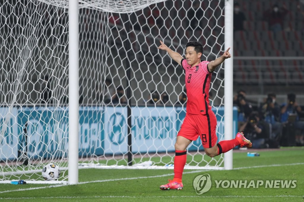 6月5日，在韩国高阳综合体育场举行的2022年世界杯预选赛亚洲区40强赛中，韩国队主场5-0大胜土库曼斯坦队。图为南泰熙庆祝补射破门。 韩联社