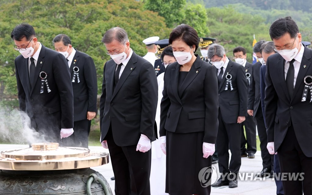 6月6日，在国立首尔显忠院，文在寅（前排左一）和夫人金正淑向殉国烈士默哀致敬。 韩联社