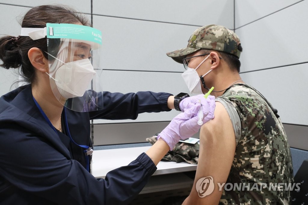 资料图片：6月7日，在设于国军首都医院的新冠接种点，一名士兵接种辉瑞疫苗。 韩联社/《国防日报》供图（图片严禁转载复制）