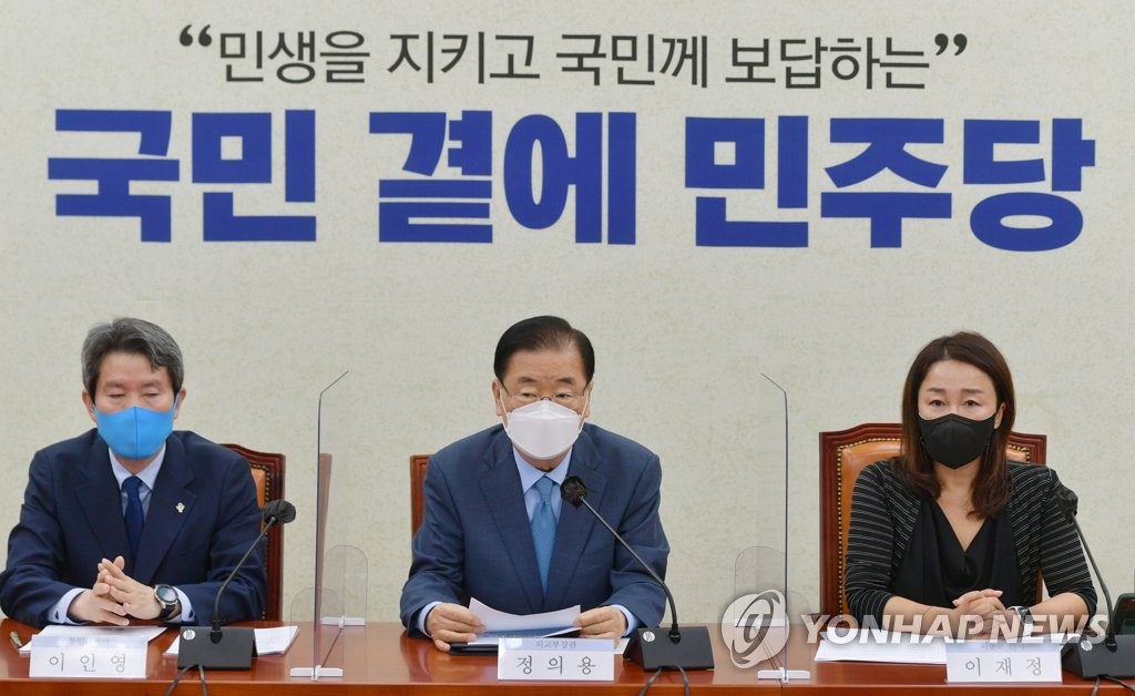 6月9日，在韩国国会办公大楼，韩国统一部长官李仁荣（左）、外交部长官郑义溶（中）和国会外交统一委员会所属共同民主党籍议员李在汀等议员举行会议。 韩联社