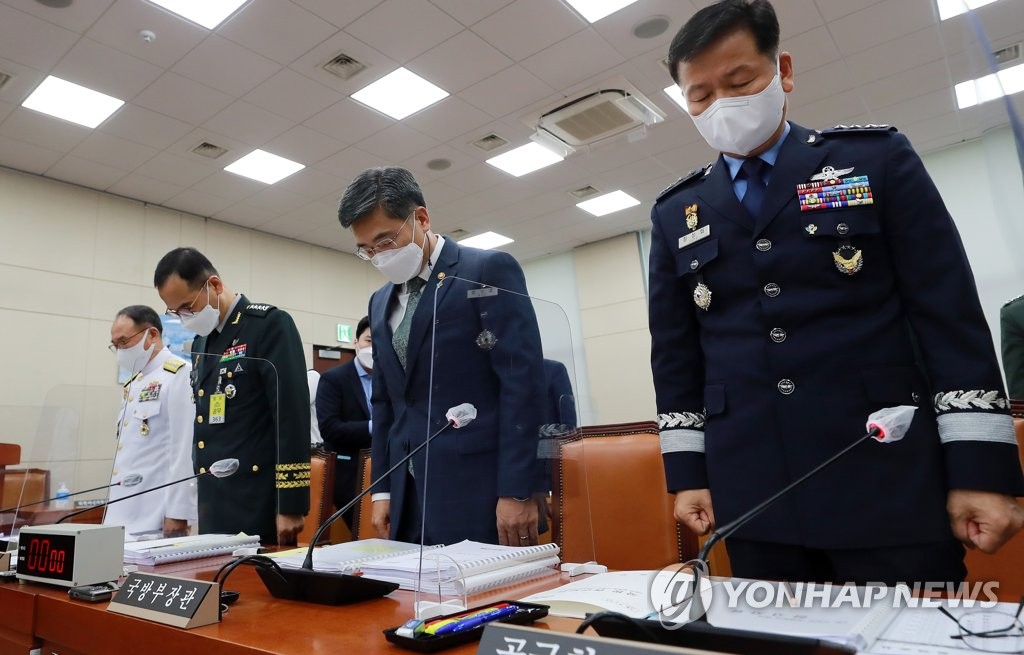 6月9日，在国会国防委员会会议上，国防部长官徐旭（右二）等与会人士为空军性侵案受害人默哀。 韩联社
