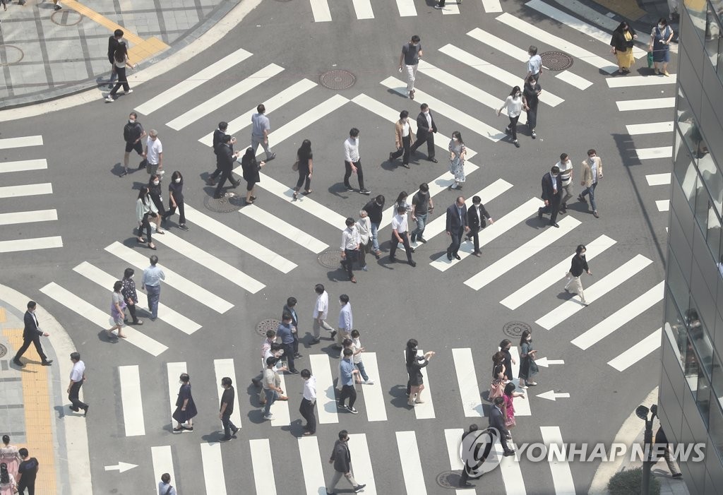资料图片：首尔市政府大楼附近的街景 韩联社