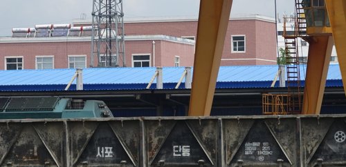 资料图片：停在丹东站的一列货运列车，摄于2021年5月29日。 韩联社