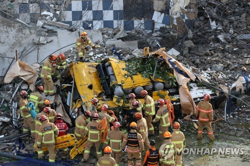 6月9日下午，在光州市东区鹤洞的一处建筑在拆除时突然坍塌，造成公交车等车辆被埋。图为事故现场。 韩联社
