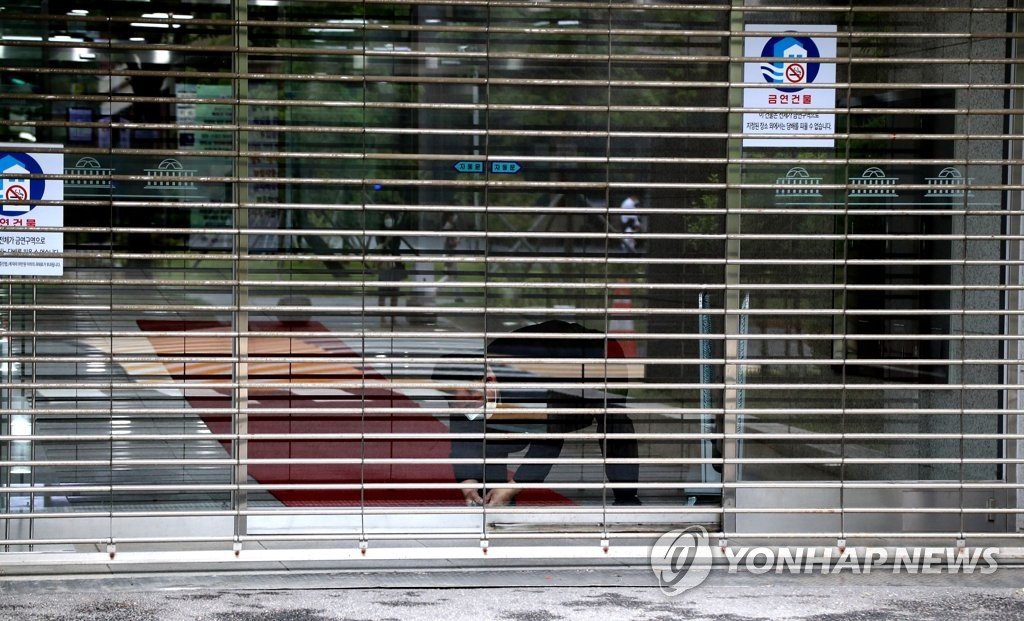 因共同民主党籍议员安圭伯等5人确诊感染新冠病毒，韩国国会主楼11日下午封锁。 韩联社