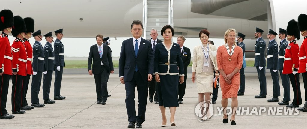 当地时间6月11日下午，韩国总统文在寅（左）和夫人金正淑搭乘空军一号专机抵达英国康沃尔纽基机场。文在寅此行将出席七国集团峰会。 韩联社