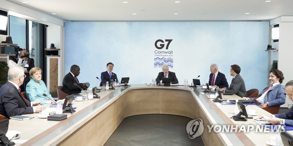当体时间6月12日，在英国康沃尔，文在寅（左四）出席七国集团（G7）峰会首场扩大会议。 韩联社