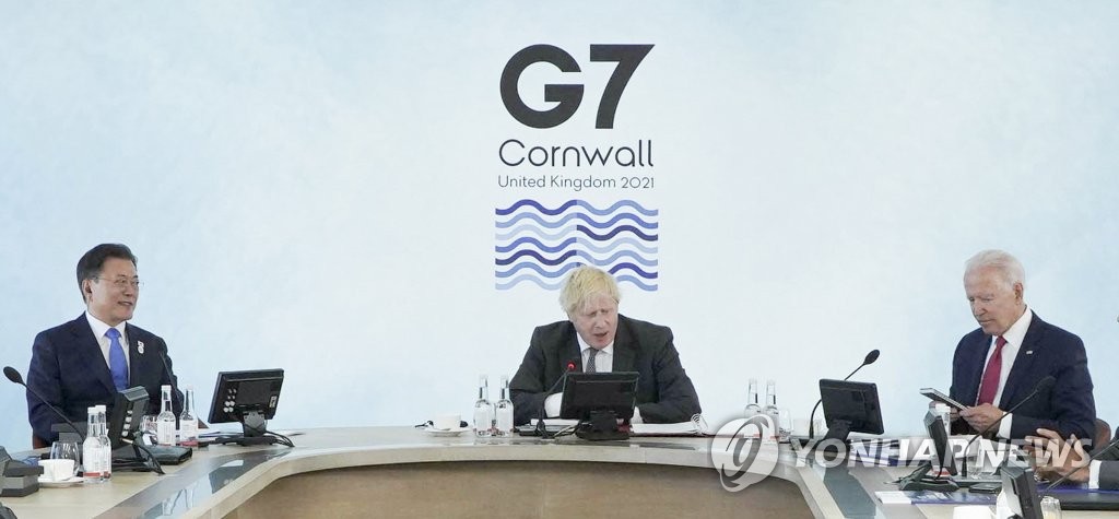 资料图片：当地时间6月12日，七国集团（G7）峰会首场扩大会议在英国康沃尔举行。左起依次是韩国总统文在寅、英国首相约翰逊、美国总统拜登。 韩联社