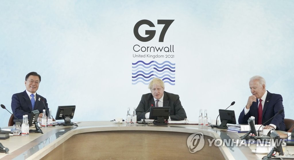当体时间6月12日，在英国康沃尔，文在寅（左）出席七国集团（G7）峰会首场扩大会议。 韩联社