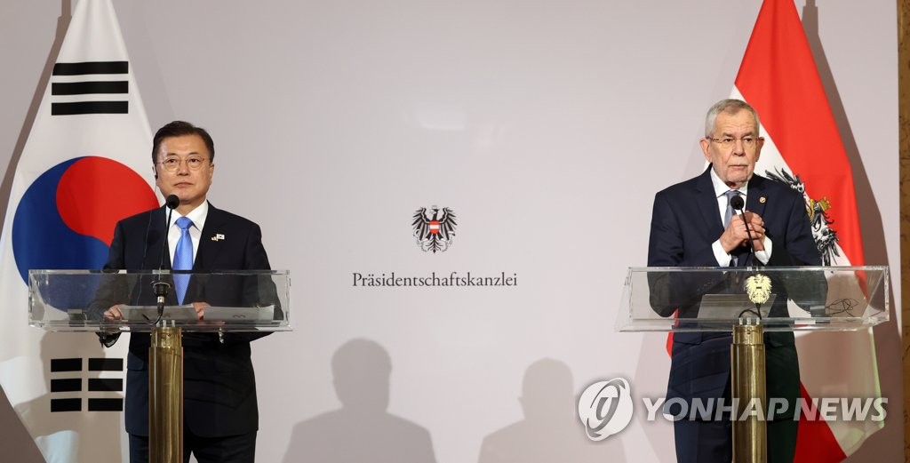 当地时间6月14日，在位于奥地利首都维也纳的霍夫堡宫，韩国总统文在寅（左）和奥地利总统亚历山大·范德贝伦在首脑会谈结束后，举行联合记者会。 韩联社