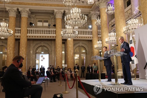 当地时间6月14日，在位于奥地利首都维也纳的霍夫堡宫，韩国总统文在寅（右二）和奥地利总统亚历山大·范德贝伦在首脑会谈结束后，举行联合记者会。 韩联社