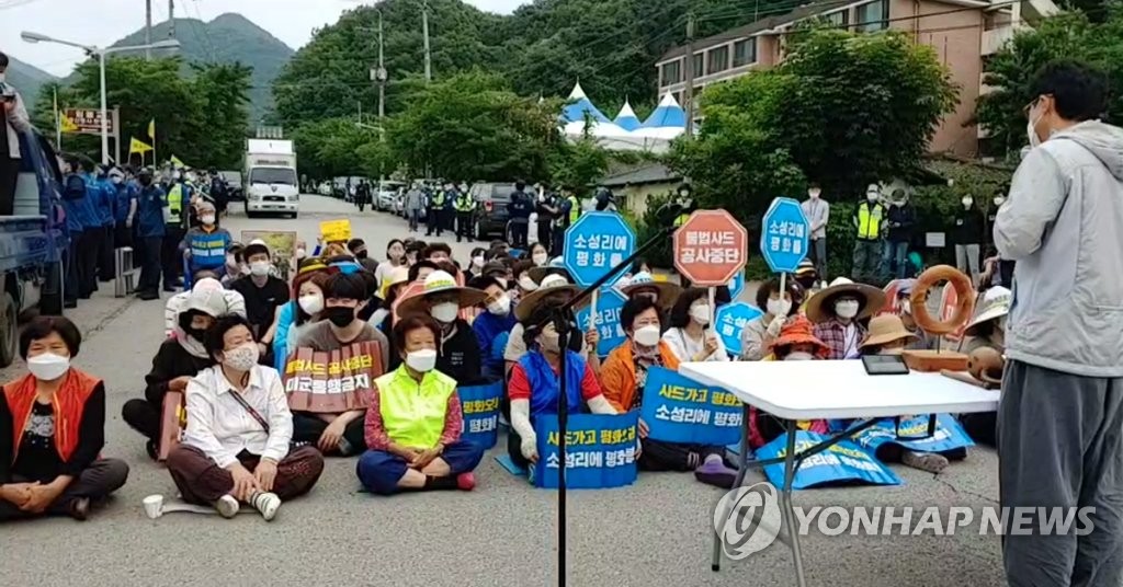 6月15日上午，在庆尚北道星州郡草田面（乡）韶成里的驻韩美军“萨德”基地，当地居民和公民团体静坐示威，占道拦车。 韩联社