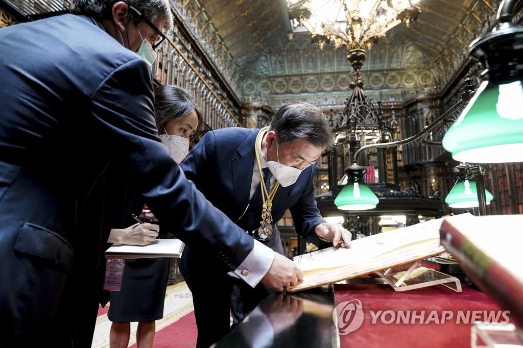 6月16日，在西班牙马德里的参议院，文在寅在发表参众两院联合演讲后，参观参议院图书馆，观看《朝鲜王朝全图》。 韩联社