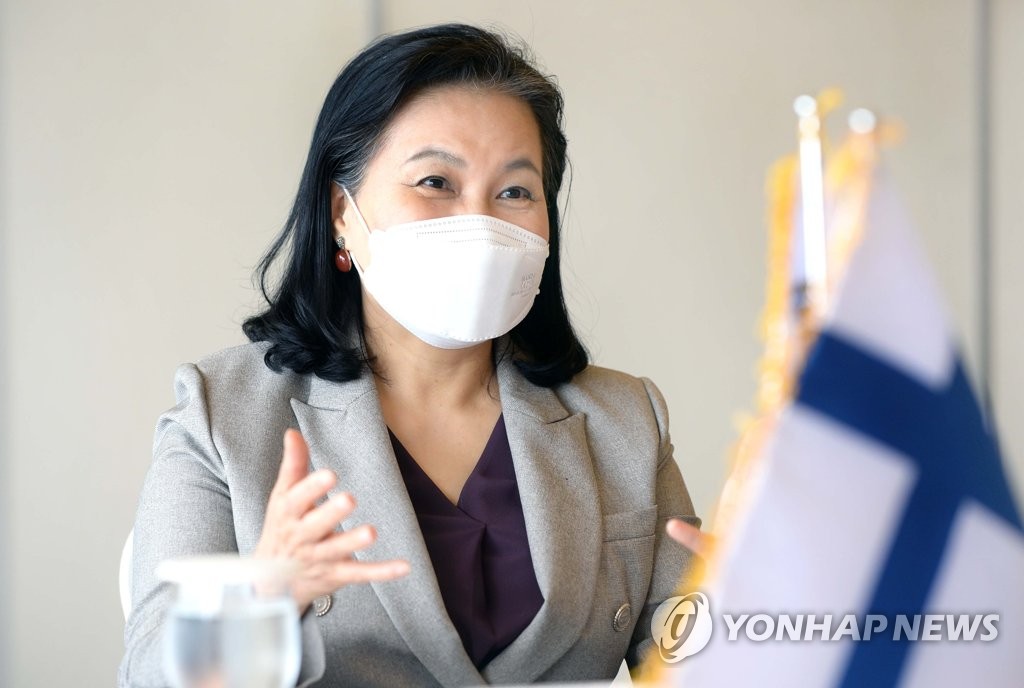 资料图片：6月17日，在首尔中区的乐天酒店，韩国产业通商资源部通商交涉本部长俞明希会晤芬兰发展合作与对外贸易部长斯金纳里。 韩联社/产业通商资源部供图（图片严禁转载复制）