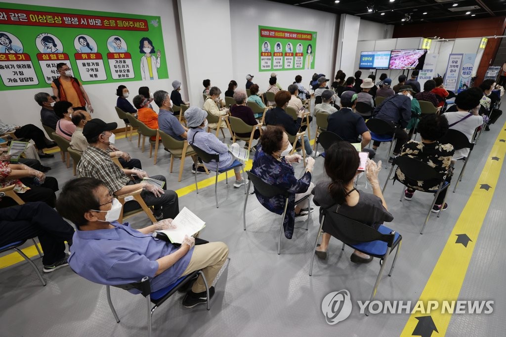 资料图片：6月17日，在首尔市永登浦区永登浦艺术中心的预防接种中心，市民接种疫苗后观察是否出现异常反应。 韩联社