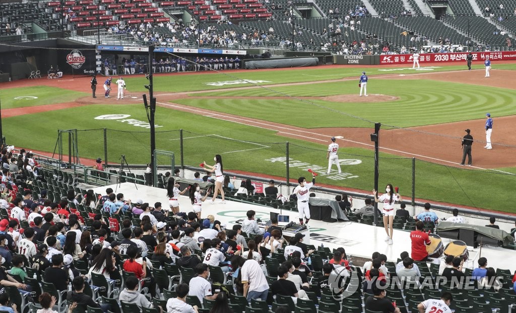 资料图片：球迷到场观看棒球比赛。 韩联社