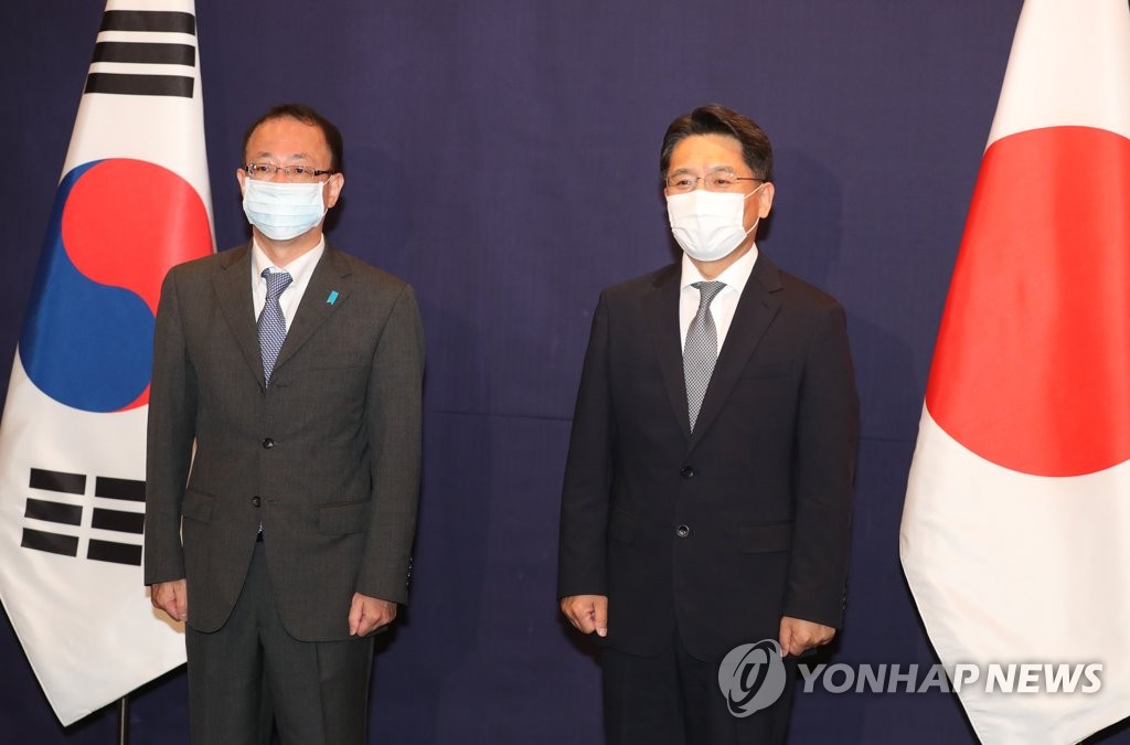 资料图片：韩国外交部韩半岛和平交涉本部长鲁圭悳（右）和日本外务省亚洲大洋洲局局长船越健裕 韩联社
