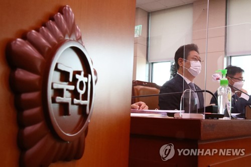 6月21日，韩国文化体育观光部长官黄熙在国会文化体育观光委员会全体会议上答问。 韩联社