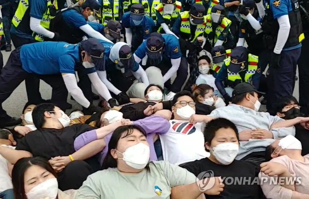 警民对峙 警民对峙