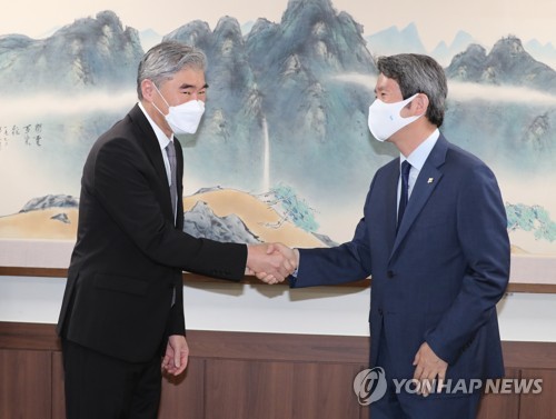 6月22日，在韩国中央政府首尔大楼，韩国统一部长官李仁荣（右）会见到访的美国国务院对朝特别代表星·金。 韩联社