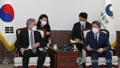 6月22日，在韩国中央政府首尔大楼，韩国统一部长官李仁荣（右）会见到访的美国国务院对朝特别代表星·金。 韩联社