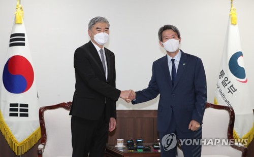 6月22日，在韩国中央政府首尔大楼，韩国统一部长官李仁荣（右）会见到访的美国国务院对朝特别代表星·金。 韩联社