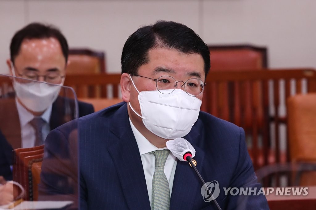 6月22日，在国会外委会全体会议，崔钟建答议员问。 韩联社