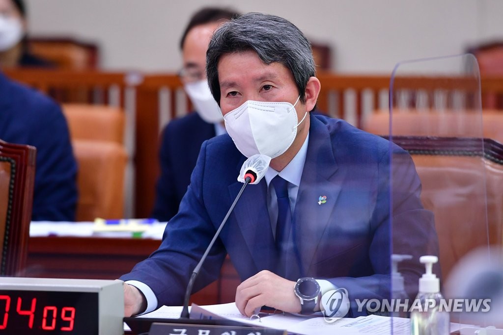 6月22日，韩国统一部长官李仁荣在国会外交统一委员会全体会议上答问。 韩联社
