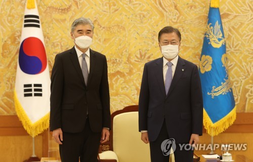 6月22日，在青瓦台，韩国总统文在寅（右）接见到访的美国国务院对朝特别代表星·金。 韩联社