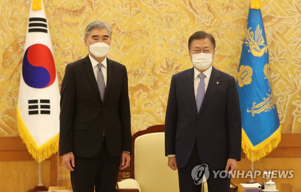 6月22日，在青瓦台，韩国总统文在寅（右）接见到访的美国国务院对朝特别代表星·金。 韩联社
