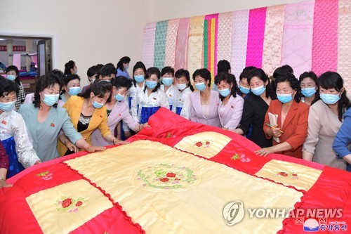 调查：朝鲜女性肩负养家育子重任