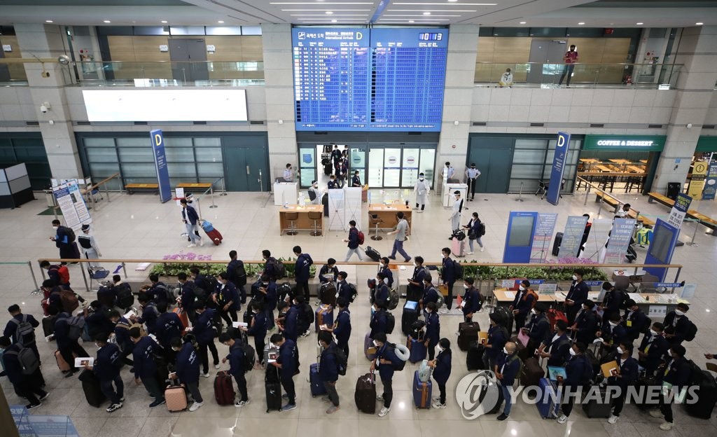 资料图片：6月23日，在仁川国际机场到达大厅，抵韩外籍人员正在走入境流程。 韩联社