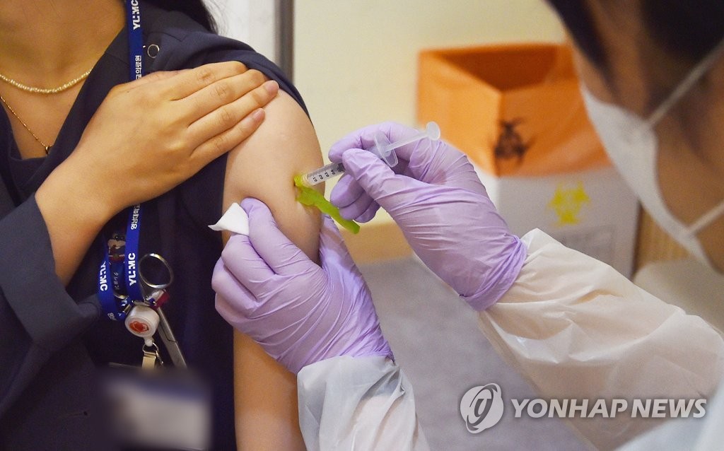 资料图片：6月23日，在位于大邱市南区的岭南大学医院，一名医务人员正在接种新冠疫苗。 韩联社 