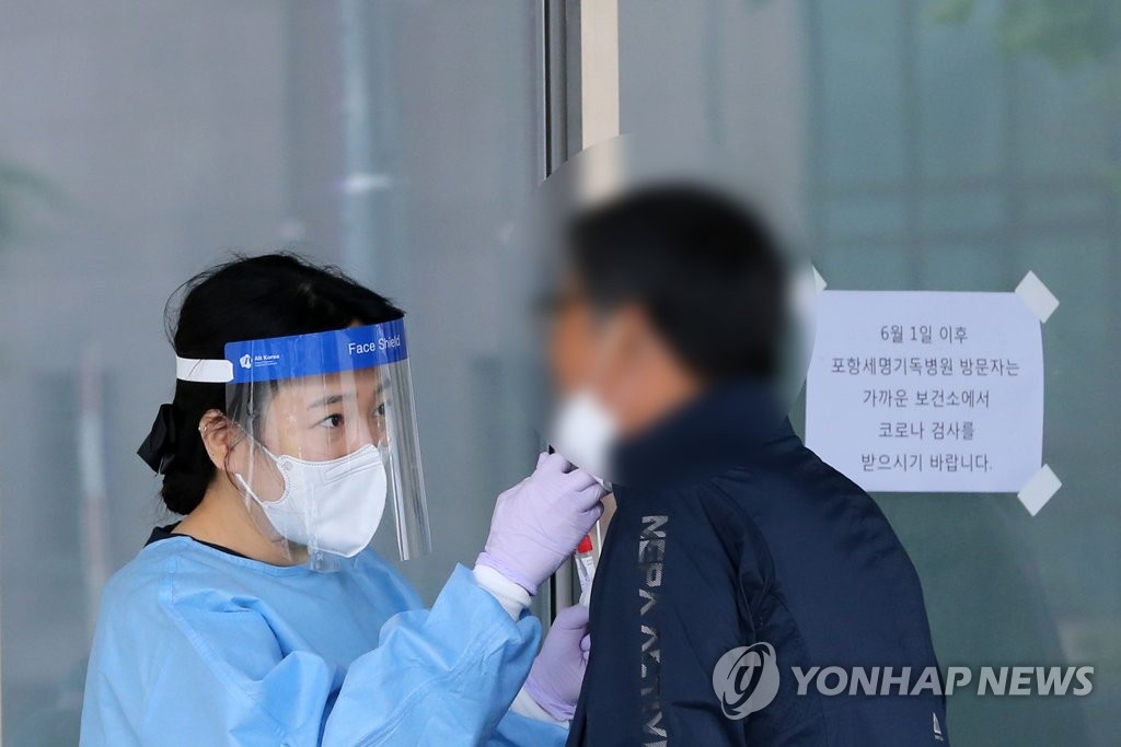 资料图片：市民接受新冠病毒检测。 韩联社