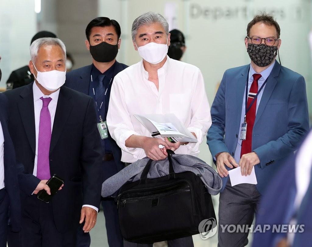6月23日，在仁川国际机场，美国国务院对朝特别代表星·金（右二）结束对韩国为期五天的访问，启程回国。 韩联社