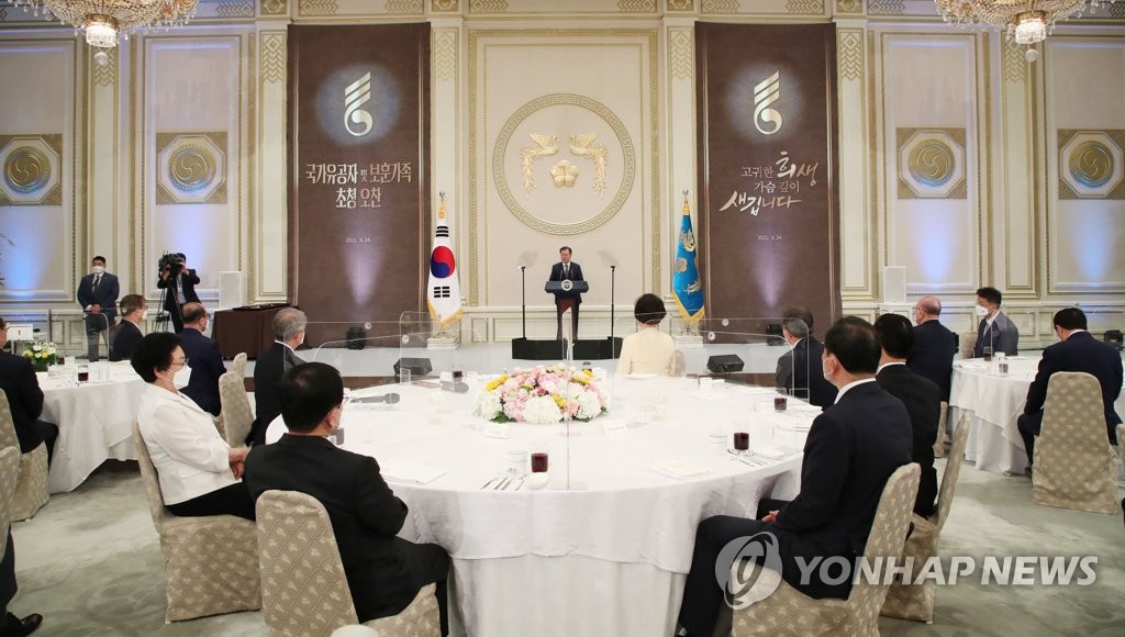6月24日，在青瓦台举行的国家有功人员及家属午宴上，总统文在寅发言。 韩联社