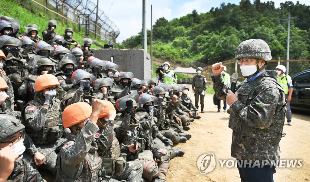 防长视察韩战遗骸挖掘现场 防长视察韩战遗骸挖掘现场