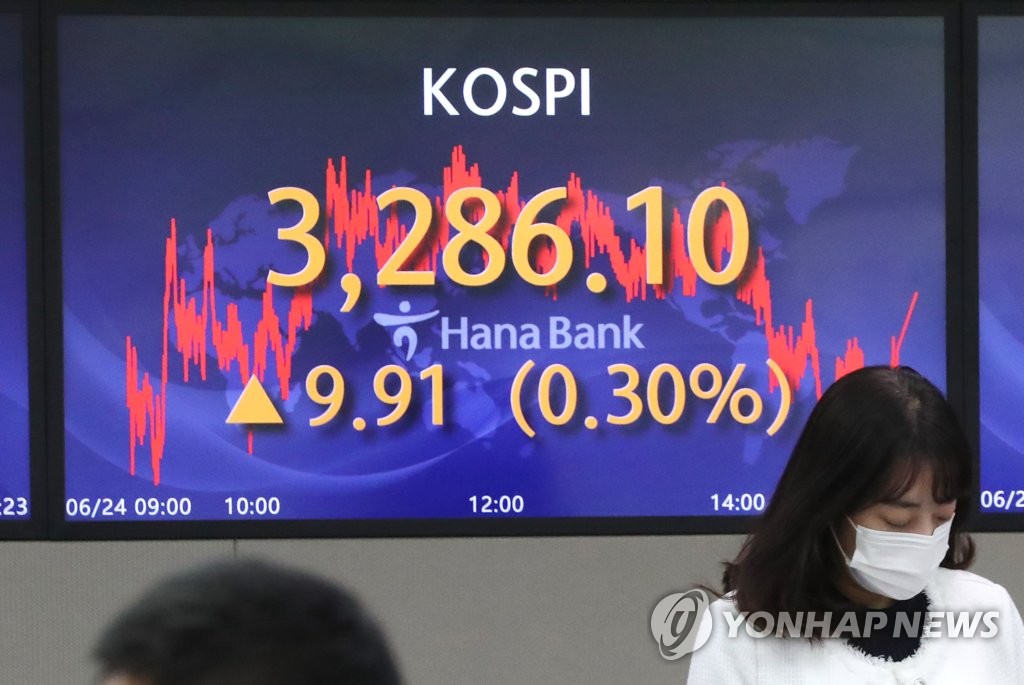 图为位于首尔中区的KEB韩亚银行总行交易室，摄于6月24日。 韩联社